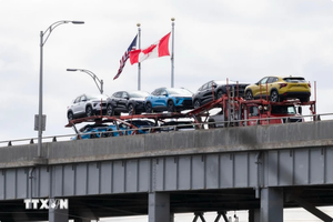 Vận chuyển ôtô mới sản xuất qua cầu Lewiston-Queenston tới Canada, ngày 9/4/2025. (Ảnh: THX/TTXVN) 