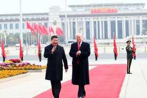 Chủ tịch Trung Quốc Tập Cận Bình (trái) trong lễ đón chính thức Tổng thống Mỹ Donald Trump tới thăm Bắc Kinh ngày 9/11/2017. Ảnh: THX/TTXVN