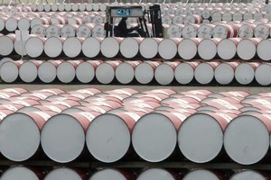  Giá dầu thô thế giới đã giảm mạnh kể từ đầu năm đến nay và trong tháng 4 đã xuống mức thấp nhất gần 4 năm qua. Ảnh: AFP 