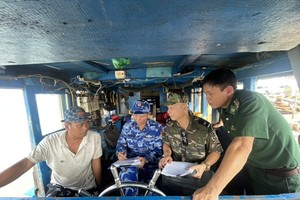 Các lực lượng phối hợp kiểm tra tàu vận chuyển dầu lậu trên biển Vũng Tàu. (Ảnh tư liệu)