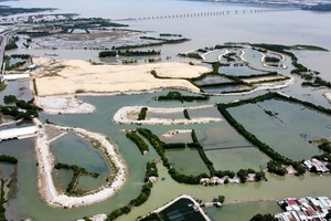 Bình Định sắp triển khai đề tài đánh giá chất lượng, trữ lượng, các khu vực có tiềm năng khai thác cát nhiễm mặn trong đầm Thị Nại để phục vụ san nền công trình. Ảnh: T.D. 