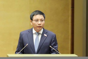 Bộ trưởng Bộ Tài chính Nguyễn Văn Thắng thay mặt Chính phủ trình Quốc hội dự thảo Nghị quyết của Quốc hội thay thế Nghị quyết số 35/2021/QH15 về thí điểm một số cơ chế, chính sách đặc thù phát triển thành phố Hải Phòng. Ảnh: Duy Linh 