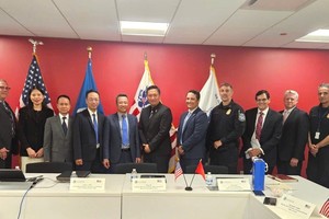 Hai bên chụp ảnh lưu niệm sau buổi làm việc.