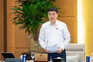 Phó chủ tịch Quốc hội Vũ Hồng Thanh điều hành phiên thảo luận. 