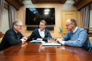 Thủ tướng Anh Keir Starmer, Tổng thống Pháp Emmanuel Macron và Thủ tướng Đức Friedrich Merz trên chuyến tàu đến Kiev vào ngày 9/5. Ảnh: Getty Images.