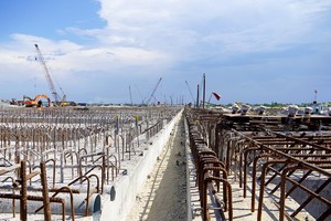 Dự án Khu bến cảng Mỹ Thuỷ đang thi công nhiều hạng mục quan trọng. Ảnh: Hồng Hà