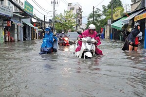 Cảnh quen thuộc ở TP.HCM mỗi mùa mưa tới