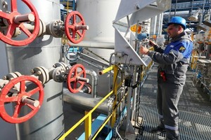 Công nhân điều chỉnh van tại trạm khí nén Slavyanskaya trên hệ thống đường ống dẫn khí đốt Nord Stream 2 của Tập đoàn Gazprom ở vùng Leningrad, Nga. Ảnh: TASS/TTXVN