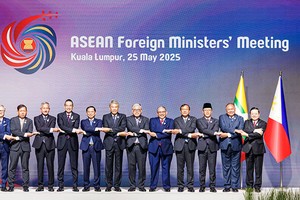 Phó thủ tướng, Bộ trưởng Bộ Ngoại giao Bùi Thanh Sơn dẫn đầu đoàn Việt Nam tham dự Hội nghị Bộ trưởng Ngoại giao ASEAN, Ủy ban Hiệp ước Khu vực Đông Nam Á không có vũ khí hạt nhân (SEANWFZ), Hội nghị Hội đồng Cộng đồng Chính trị - An ninh ASEAN lần thứ 29 và Hội nghị Hội đồng Điều phối ASEAN lần thứ 36. Ảnh: BNG 