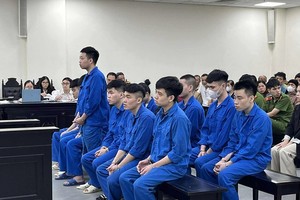 Các đối tượng giả danh bác sĩ, lừa bán thuốc bị đưa ra xét xử.