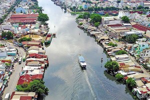 TP.HCM có hệ thống kênh rạch chằng chịt, đây cũng là trục tiêu thoát nước chính.