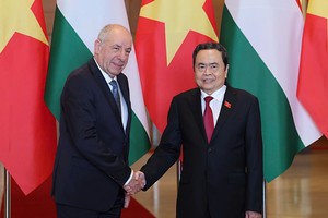 Chủ tịch Quốc hội Trần Thanh Mẫn nhiệt liệt chào mừng Tổng thống Sulyok Tamás và Phu nhân cùng Đoàn đại biểu cấp cao Hungary thăm chính thức Việt Nam. Ảnh: Đức Thanh 