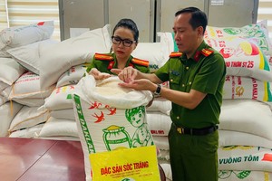 Hai cơ sở đóng gói, kinh doanh gạo ST25 giả nhãn hiệu bị lực lượng chức năng phát hiện.