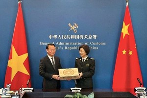 Bộ trưởng Đỗ Đức Duy tặng quà lưu niệm bà Tôn Mai Quân, Tổng cục trưởng Tổng cục Hải quan Trung Quốc. Ảnh: ICD.