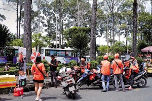 Các hãng xe công nghệ đang cạnh tranh quyết liệt để giành thị phần. Trong ảnh: Lalamove đã chính thức mở rộng sang lĩnh vực gọi xe công nghệ 