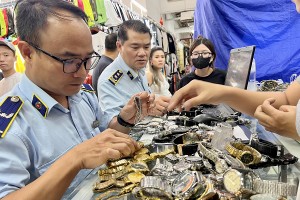 TP.HCM: Thu giữ hàng nghìn sản phẩm giả mạo thương hiệu nổi tiếng tại Saigon Square 