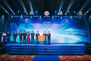 Lãnh đạo Viglacera nhận cờ thi đua của Bộ Xây dựng năm 2024.