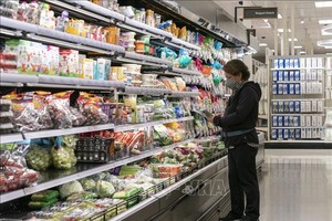 Người tiêu dùng mua sắm tại siêu thị ở California, Mỹ. Ảnh: THX/TTXVN