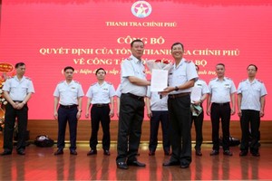 Ông Trần Huy Trường - Chánh Thanh tra Bộ Tài chính (phải) giữ chức Cục trưởng Cục Giám sát và Thẩm định (Cục XIII) Thanh tra Chính phủ. (Ảnh: Đức Minh)