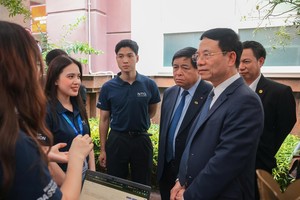 Phó thủ tướng Nguyễn Chí Dũng, Bộ trưởng Bộ KH&CN Nguyễn Mạnh Hùng cùng các đại biểu tham quan các gian hàng trình diễn sản phẩm KH&CN.