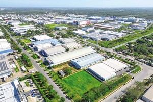 Các khu công nghiệp quy mô lớn, hạ tầng logistics hoàn thiện, đảm bảo giao thông kết nối luôn có sức hút lớn với nhà đầu tư. Trong ảnh: Khu công nghiệp Long Hậu (tỉnh Long An) (Ảnh: Lê Toàn) 