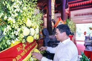 Bộ trưởng Bộ Tài chính Nguyễn Văn Thắng dâng hương, tưởng niệm tại Khu Di tích Ngã ba Đồng Lộc và Truông Bồn