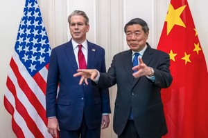 Phó thủ tướng Trung Quốc Hà Lập Phong (bìa phải) và Bộ trưởng Tài chính Mỹ Scott Bessent trước khi bước vào đàm phán thương mại và thuế quan tại Geneva vào ngày 10/ 5/2025. Ảnh: AFP