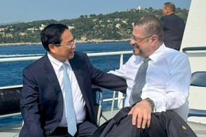 Tổng thống Costa Rica Rodrigo Chaves vui mừng gặp Thủ tướng Phạm Minh Chính tại sự kiện lần này và đánh giá rất cao những thành tựu phát triển kinh tế - xã hội của Việt Nam. Ảnh: Nhật Bắc 