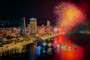 Thành phố Đà Nẵng trong đêm pháo hoa. Ảnh: NAG Nguyễn Xuân Anh