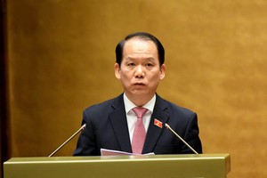 Chủ nhiệm Ủy ban Pháp luật và Tư pháp Hoàng Thanh Tùng trình bày báo cáo. 