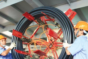 Việc gỡ bỏ triệt để các rào cản, vướng mắc trong hoạt động đầu tư, kinh doanh là điều kiện tiên quyết để huy động nguồn lực từ khu vực tư nhân đóng góp cho mục tiêu tăng trưởng cao và bền vững. Ảnh: Lê Tiên