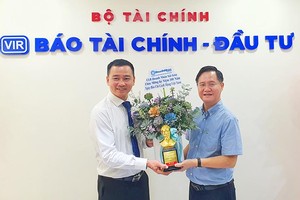 Câu lạc bộ Doanh nhân Sài Gòn đến thăm, chúc mừng Báo Tài chính - Đầu tư 