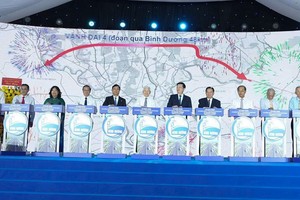 Phó thủ tướng Mai Văn Chính và lãnh đạo tỉnh Bình Dương phát lệnh lễ khởi công Dự án.