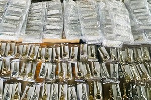 Bắt 450 chiếc đồng hồ Rolex giả nhập lậu qua cửa khẩu Trà Lĩnh 