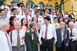 Chủ tịch nước Lương Cường gặp mặt các nhà báo tiêu biểu toàn quốc. Ảnh: TTXVN