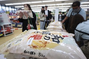 Khách hàng mua gạo dự trữ được bày bán tại một cửa hàng ở thành phố Sendai, tỉnh Miyagi, Nhật Bản vào ngày 31/5/2025. Ảnh: AFP 