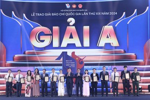 Thủ tướng Chính phủ Phạm Minh Chính và Trưởng ban Tuyên giáo và Dân vận Trung ương Nguyễn Trọng Nghĩa chúc mừng các tác giả, nhóm tác giả đoạt Giải A - Giải Báo chí quốc gia lần thứ XIX - năm 2024.