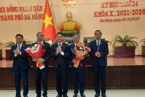 HĐND TP. Đà Nẵng tặng hoa chúc mừng cho 2 lãnh đạo Đà Nẵng có đơn xin nghỉ hưu trước tuổi, trong đó có ông Lê Trung Chinh, Chủ tịch UBND TP. Đà Nẵng. Ảnh: Linh Đan 