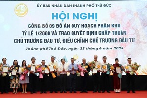 Chủ tịch UBND TP.HCM Nguyễn Văn Được trao quyết định chấp thuận chủ trương đầu tư cho 21 dự án phát triển nhà ở tại TP.Thủ Đức tại hội nghị
