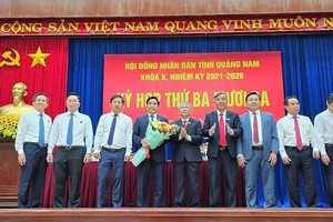 Lãnh đạo tỉnh Quảng Nam tặng hoa chúc mừng ông Lê Văn Dũng. 