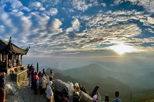 Phật tử, du khách đón bình minh trên đỉnh thiêng Yên Tử. Ảnh: Quảng Ninh Portal.