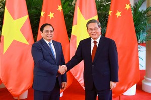 Thủ tướng Phạm Minh Chính và Thủ tướng Trung Quốc Lý Cường trước khi bắt đầu cuộc hội đàm chiều ngày 24/6. Ảnh: Nhật Bắc 