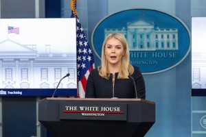 Người phát ngôn Nhà Trắng Karoline Leavitt phát biểu trong cuộc họp báo tại Washington, DC ngày 5/3/2025. Ảnh: THX/TTXVN