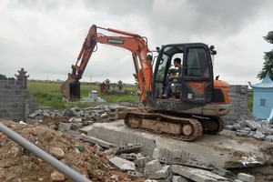 Cưỡng chế tháo dỡ công trình xây dựng trái phép trên đất nông nghiệp tại xã Phú Xuân. Ảnh Ngân Huyền.