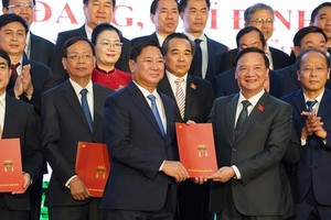 Phó chủ tịch Thường trực Quốc hội Nguyễn Khắc Định trao quyết định cho ông Trần Quốc Nam, Chủ tịch UBND tỉnh Khánh Hòa. 