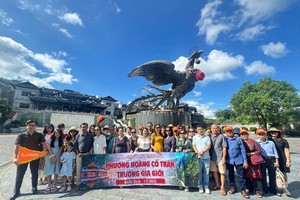 Sự tăng cao của giá vé máy bay nội địa đã khiến nhiều du khách quyết định chuyển hướng sang các tour quốc tế. Ảnh: Uni tour