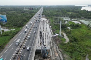 Một đoạn của đường Vành đai 3, đoạn tiếp giáp giữa TP.HCM với Đồng Nai đang được xây dựng theo hướng đi trên cao. 