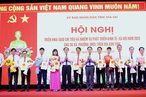 Lãnh đạo tỉnh trao quyết định giao chỉ tiêu và nhiệm vụ phát triển kinh tế - xã hội năm 2025 cho 58 xã, phường mới trên địa bàn tỉnh Bình Định cũ.