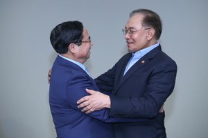 Thủ tướng Chính phủ Phạm Minh Chính gặp Thủ tướng Malaysia Anwar Ibrahim. Ảnh: Nhật Bắc. 