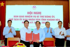Ông Nguyễn Tấn Tuân, nguyên Chủ tịch UBND tỉnh Khánh Hòa cũ (thứ tư từ phải sang) bàn giao nhiệm vụ Bí thư Đảng ủy, Chủ tịch UBND tỉnh Khánh Hòa nhiệm kỳ 2021 - 2026 cho ông Trần Quốc Nam, nguyên Chủ tịch UBND tỉnh Ninh Thuận cũ (thứ hai từ trái sang). Ảnh: Bảo Anh 